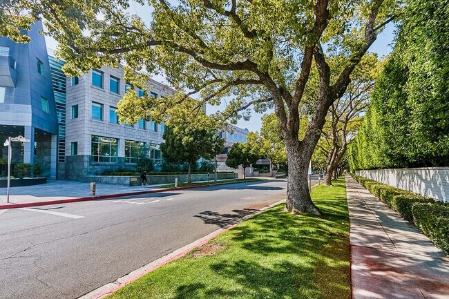 Foto del edificio - 328 N Maple Dr