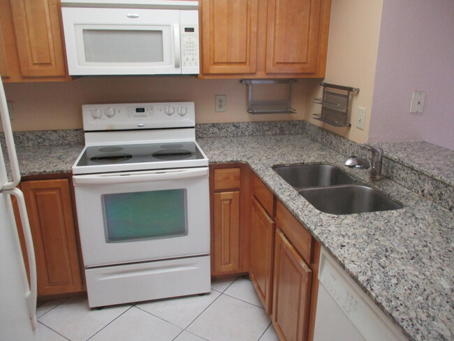 Building Photo - 1504 SE Royal Green Cir