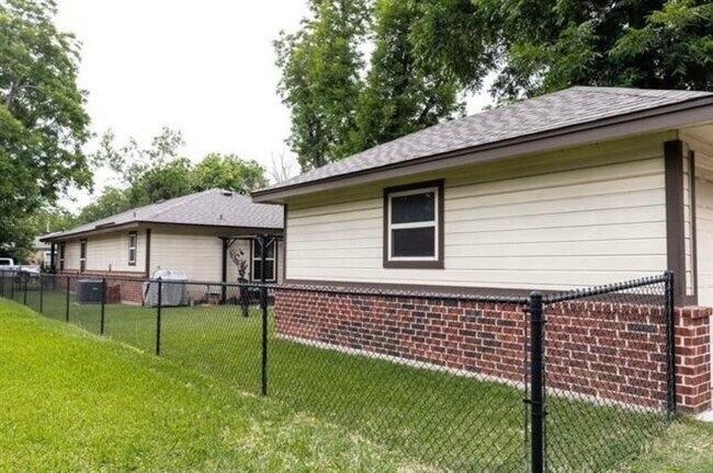 Building Photo - 316 Bales St