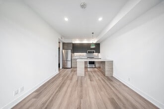 Building Photo - 484 Spadina Ave.