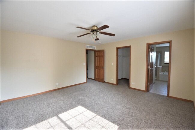 Building Photo - 4 Beds 3 Baths