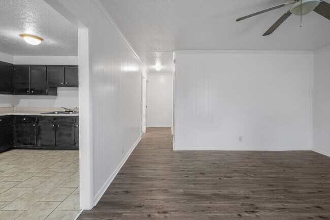 Foto del edificio - 2 Bedroom Duplex with Huge Back Yard!