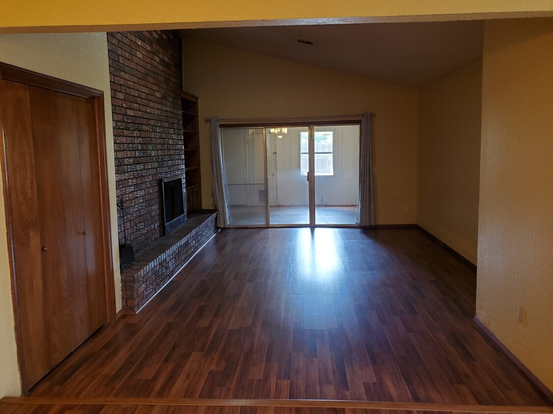 Building Photo - 9003 N Rockwell Dr
