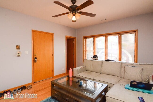 Foto del edificio - 1220 W Belmont Ave