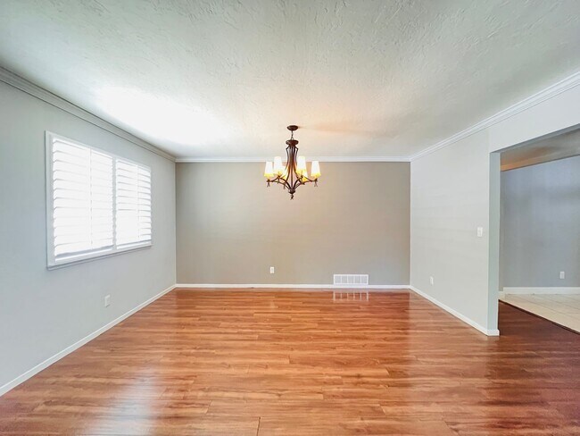 Building Photo - Beautiful 3 Bedroom 2 Bath Home with SOLAR...