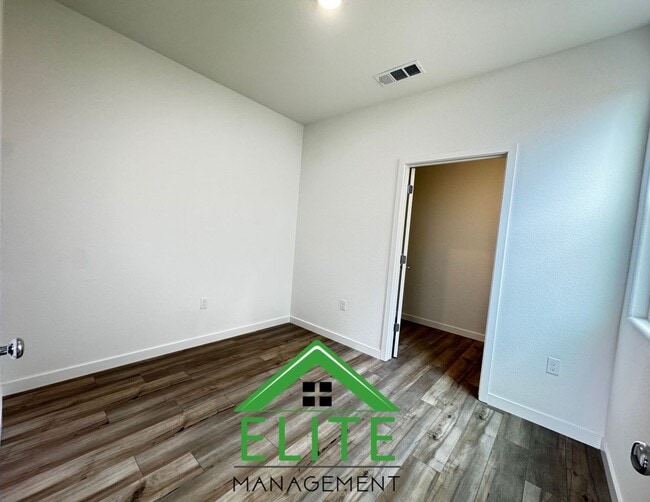 Foto del edificio - **Brand New 1-Bedroom, 1-Bathroom Park-Fac...