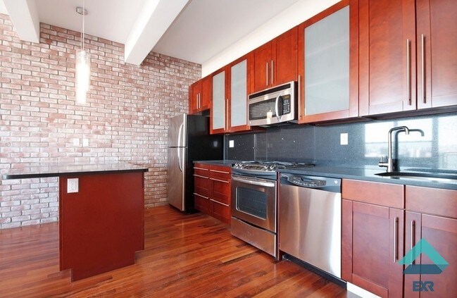 Foto del edificio - 240 Meeker Ave