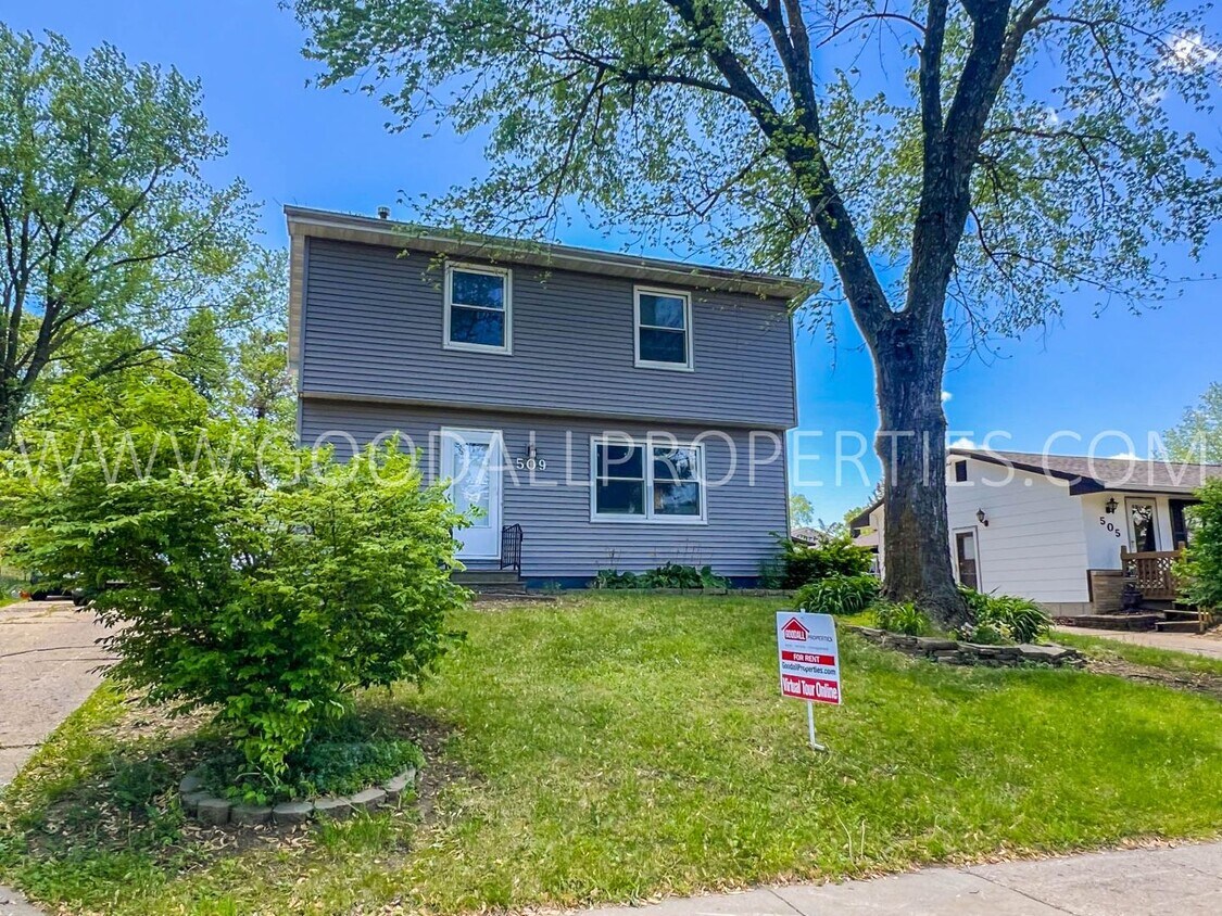 Primary Photo - Price Reduction!! 4 bedroom home in Des Mo...