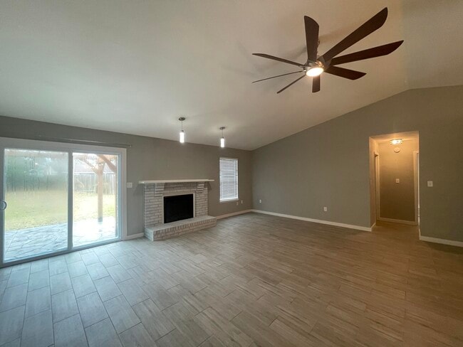 Building Photo - 419 Primrose Cir