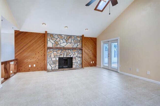Foto del edificio - 1107 E Court St, Tarpon Springs, FL, 34689
