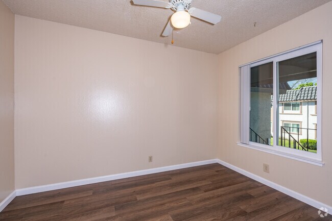 3 habitaciones, 2 baños - 1050 pies cuadrados - Comedor - Vacaville Park Apartments