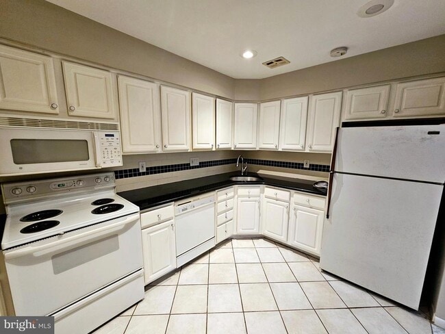 Building Photo - 4000 Gypsy Ln