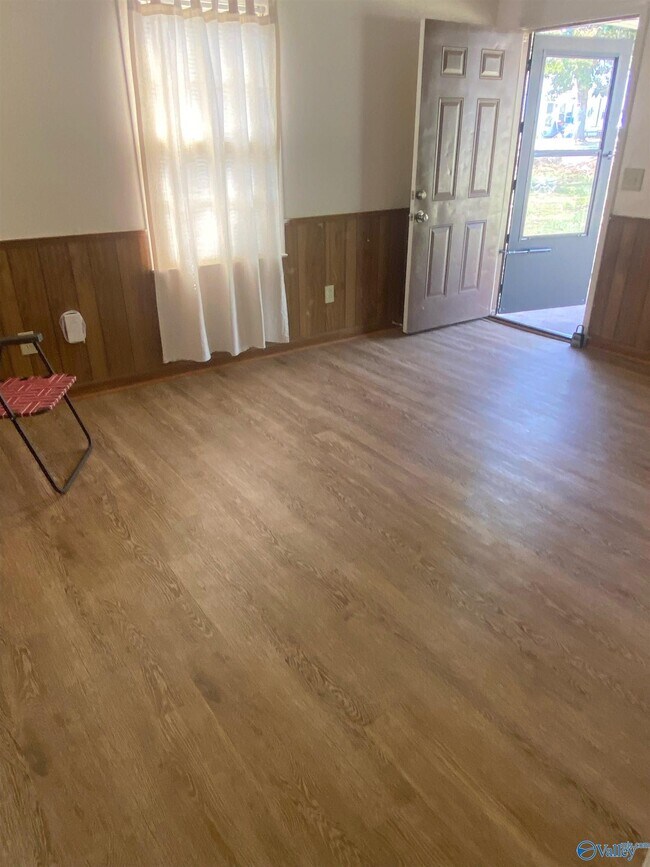 Building Photo - 918 Fairway Dr NW