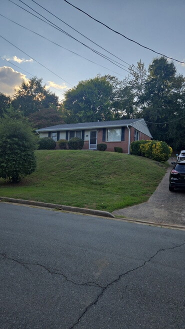 Building Photo - 2704 Drewry Ln