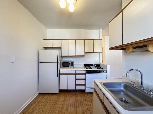 Building Photo - 710 W Cornelia Ave