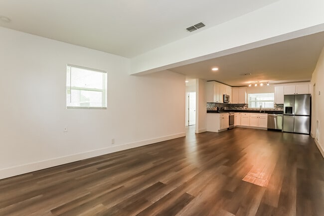 Building Photo - 701 NE 11th Ave