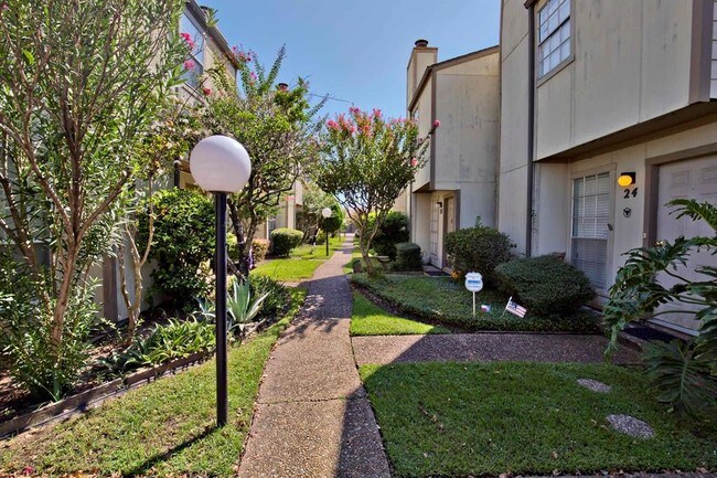 Building Photo - 5807 Beverlyhill St