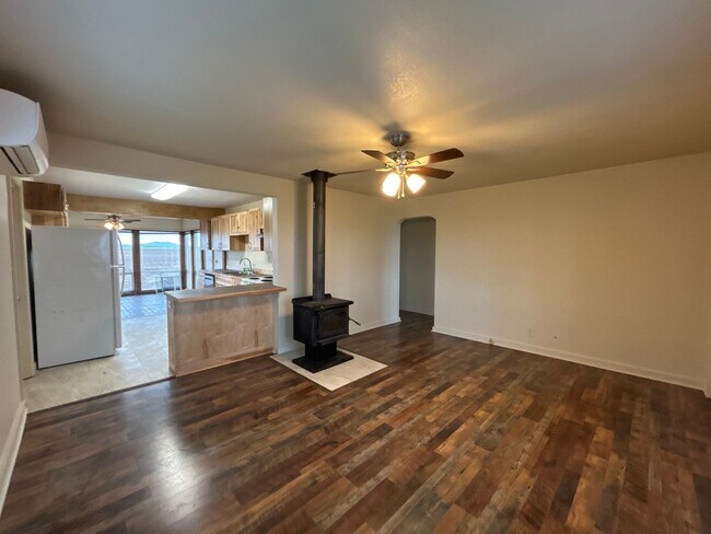 Building Photo - New Remodeled - 2 Bedroom / 1 Bathroom Hou...