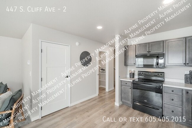 Building Photo - 447 S Cliff Ave