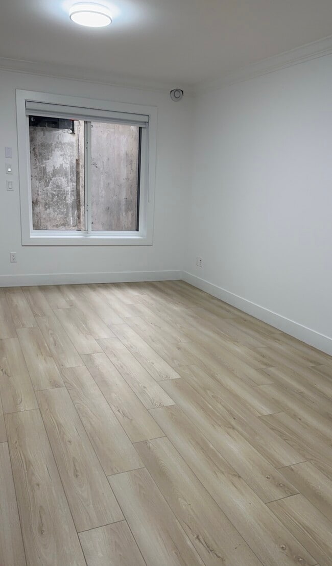 Building Photo - 16679 15A Av