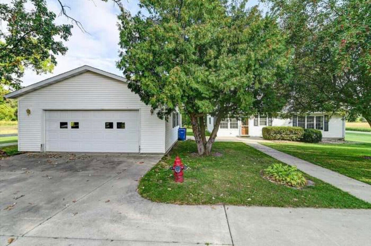 Farmhouse with 2 car garage - 1809 Lake Kegonsa Rd