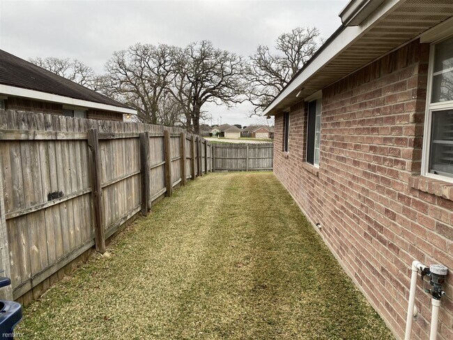 Building Photo - 3 br, 2 bath Duplex - 945 Willow Pond St 945