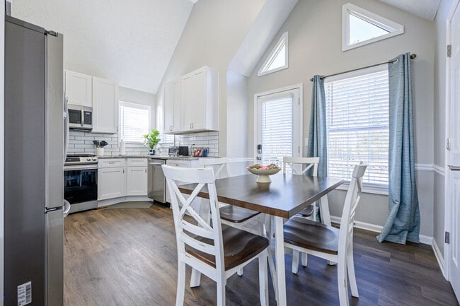 Foto del edificio - 126 Manning Mill Rd