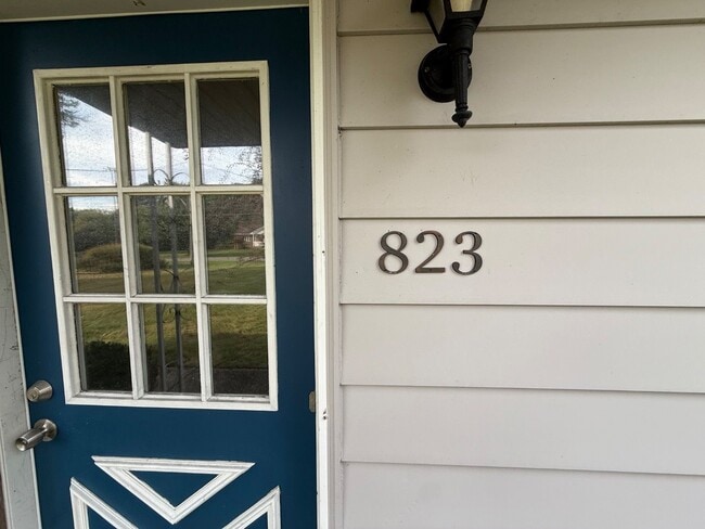 Foto del edificio - 823 Mathews Rd