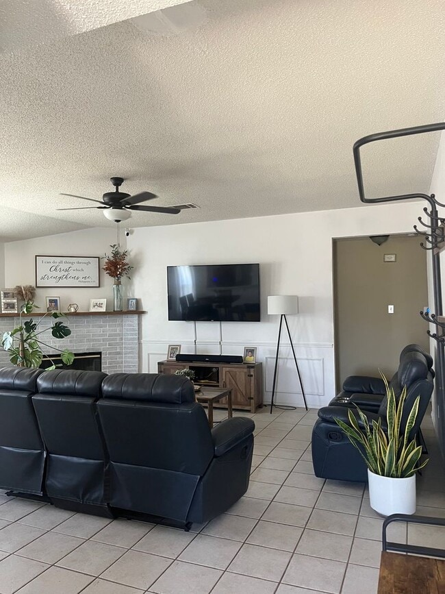 Building Photo - Perfect Home for Entertaining!