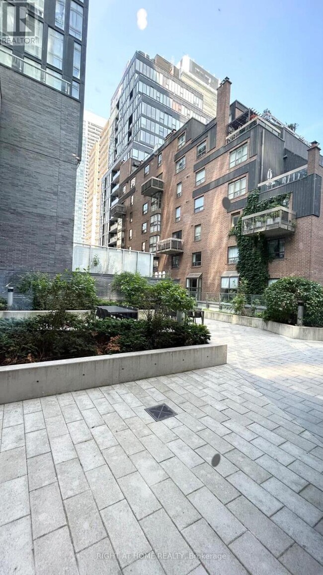 Photo du bâtiment - 50 Wellesley St E