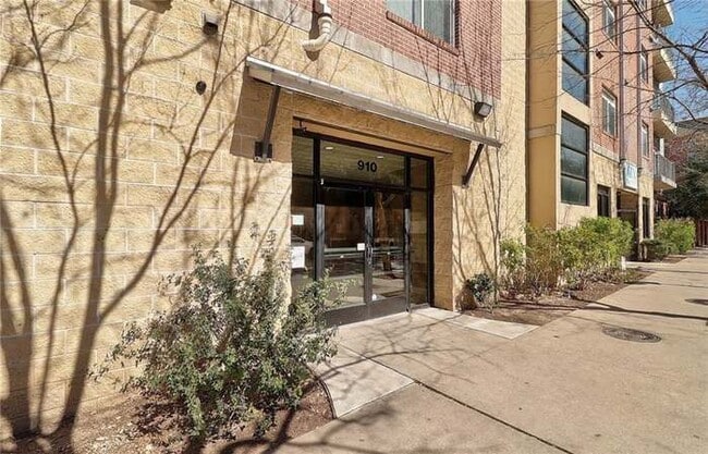 Building Photo - 910 W 25th St