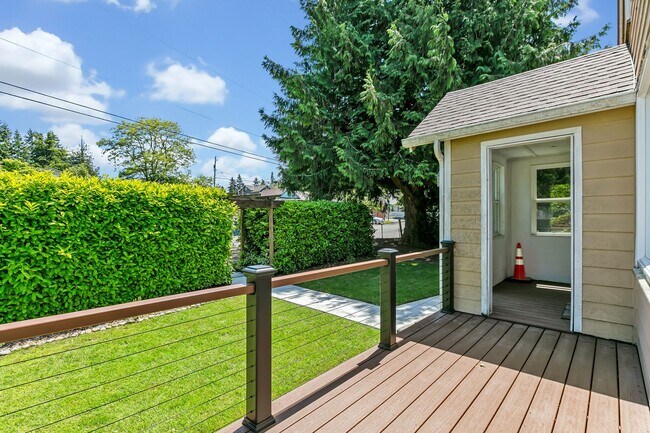 Foto del edificio - Spacious 4 Bedroom Home in Seattle