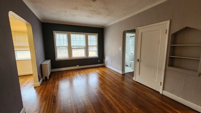 Building Photo - Beautiful One Bedroom