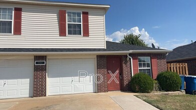 Building Photo - 3302 SW Landau Ct