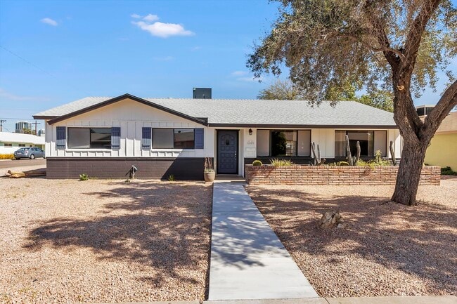 Building Photo - 1007 S Parkside Dr