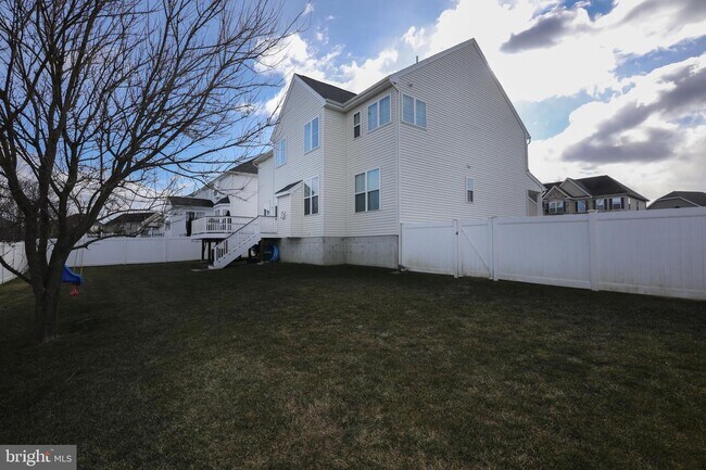 Building Photo - 601 Bainbridge Dr