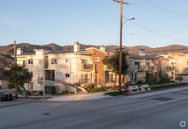 Apartamentos - 2454 Montrose Ave