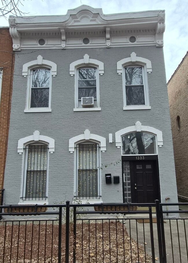 Building Photo - 1333 N Wicker Park Ave