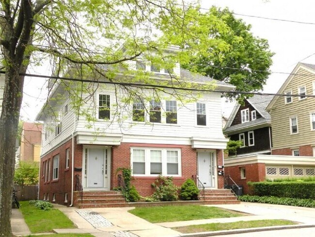 Foto del edificio - 387 Lloyd Ave