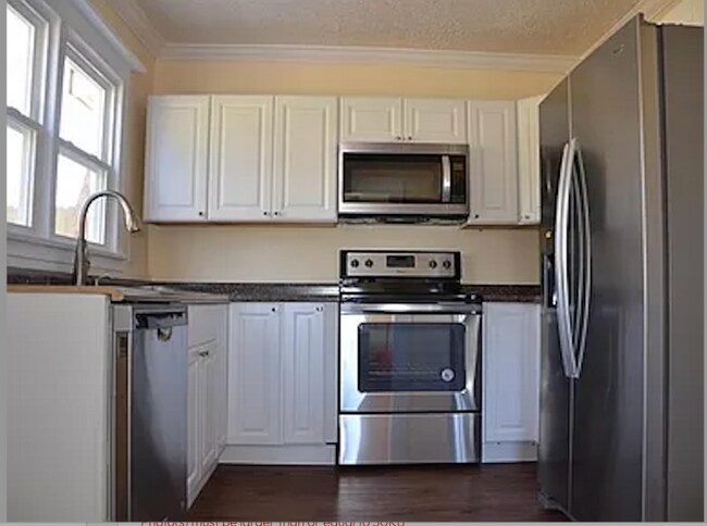 Cocina en la parte trasera de la casa - 1509 Layman St
