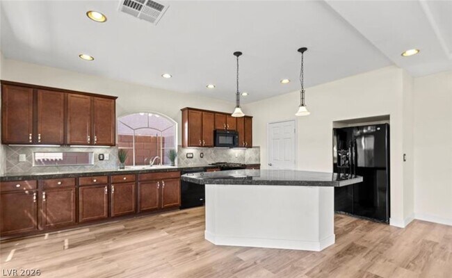 Foto del edificio - 5945 Lambert Bridge Ave