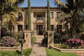 Building Photo - 614 N Palm Dr