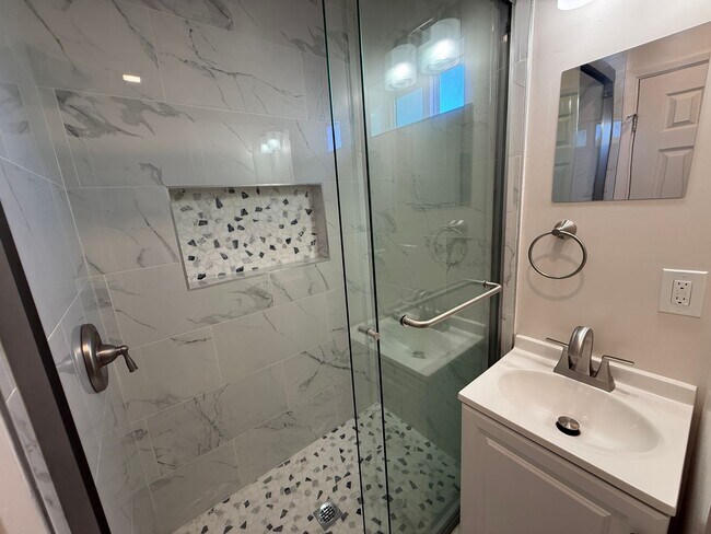 Foto del edificio - 5104-5106 East Falls View Dr.