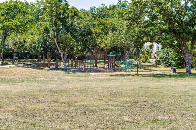 Foto del edificio - 12660 Hillcrest Rd