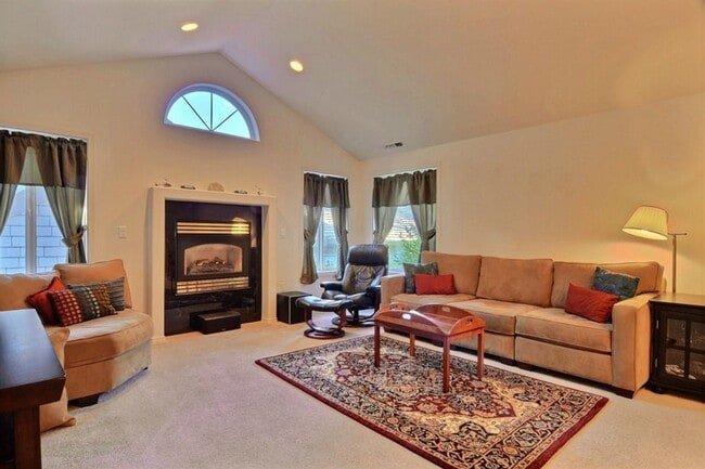 Building Photo - Cozy 2-Bedroom, 2-Bathroom Single-Family H...