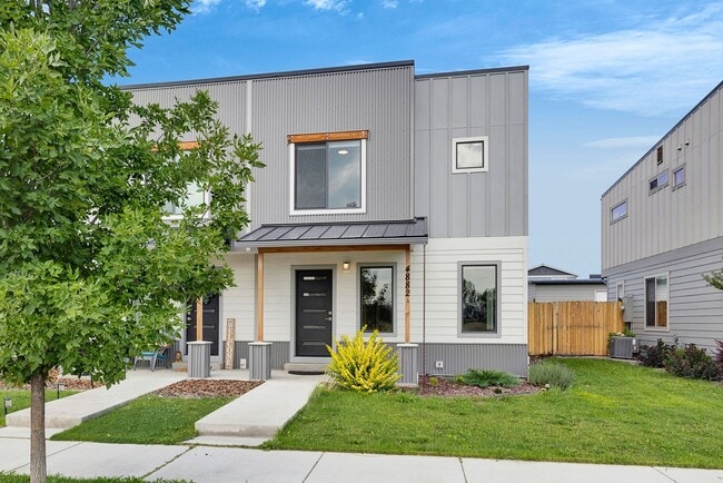 Building Photo - 3 Bed 2.5 Bath Townhome With Garage | $2,600 Monthly