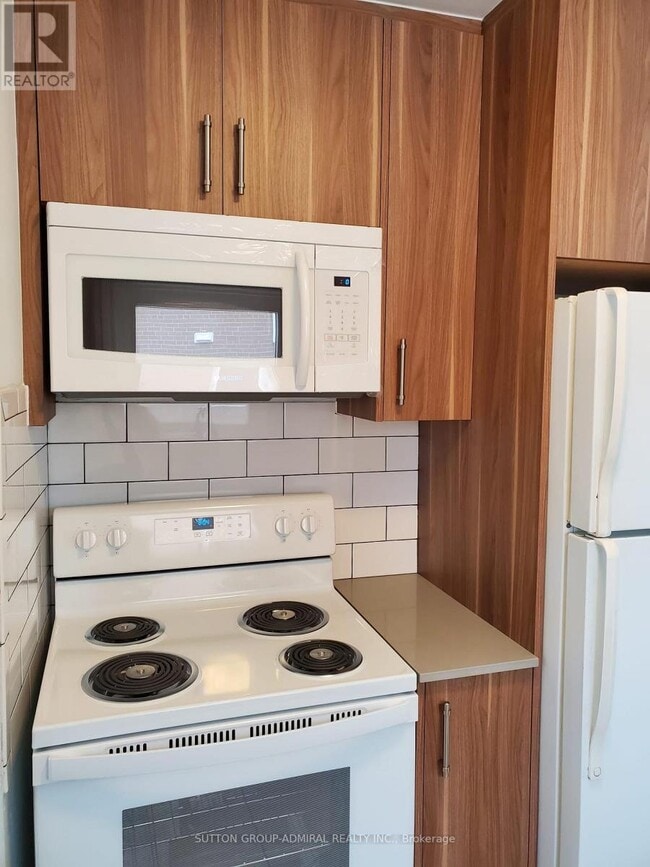 Building Photo - 7 Town House Crescent