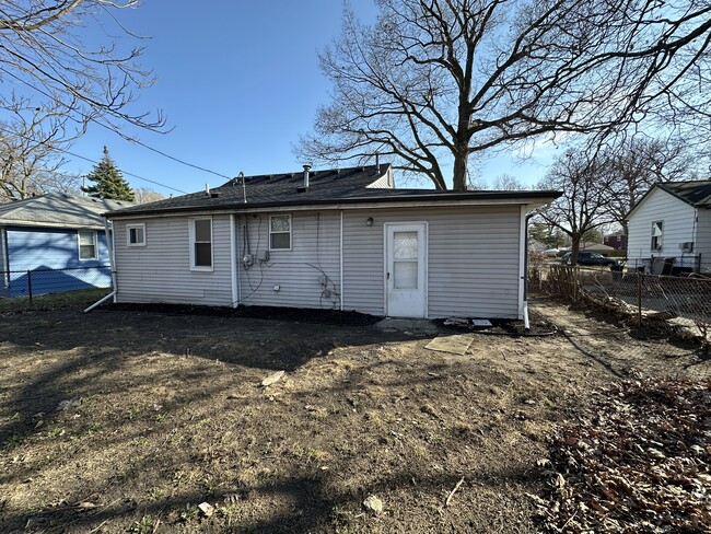 Building Photo - 326 W Granet Ave