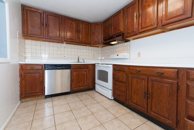 Foto del edificio - Brighton 2bed / 1bath with heat and hot water included in rent- building has a swimming pool
