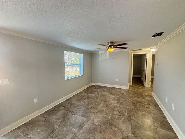 Building Photo - 3237 Jackson Dr